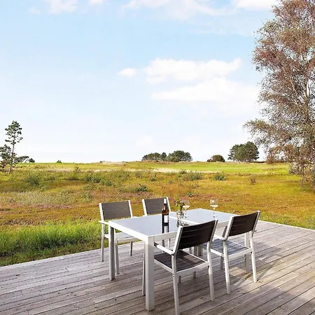 Inviting Island Getaway In Vakantiehuis Laeso