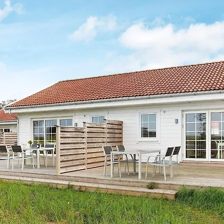 Inviting Island Getaway In Vakantiehuis Laeso